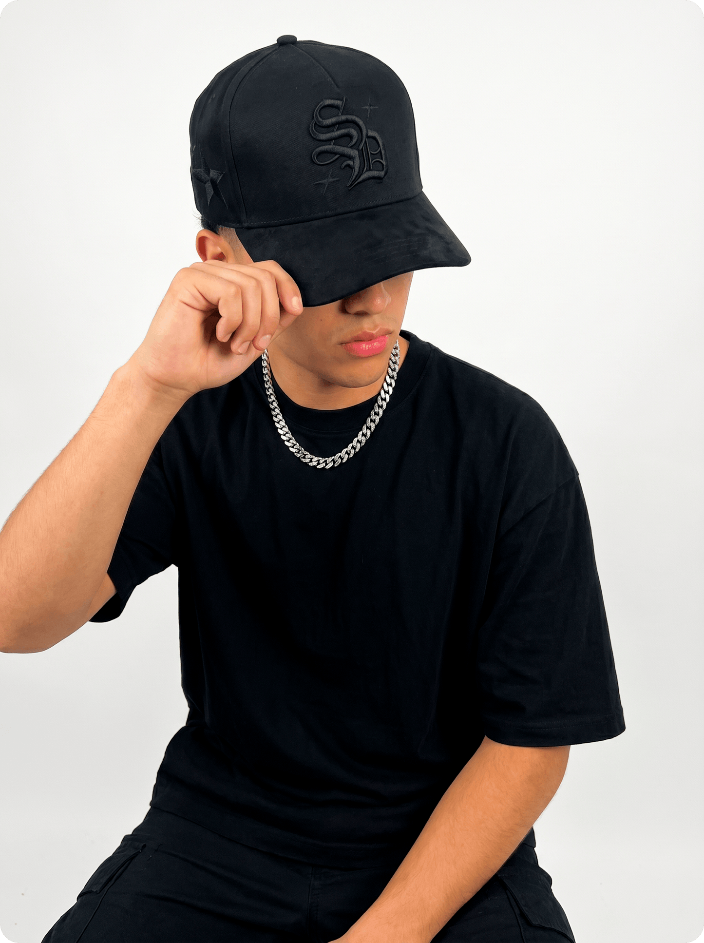 Caja exclusiva del drop con la gorra negra SD Black Stars edición limitada