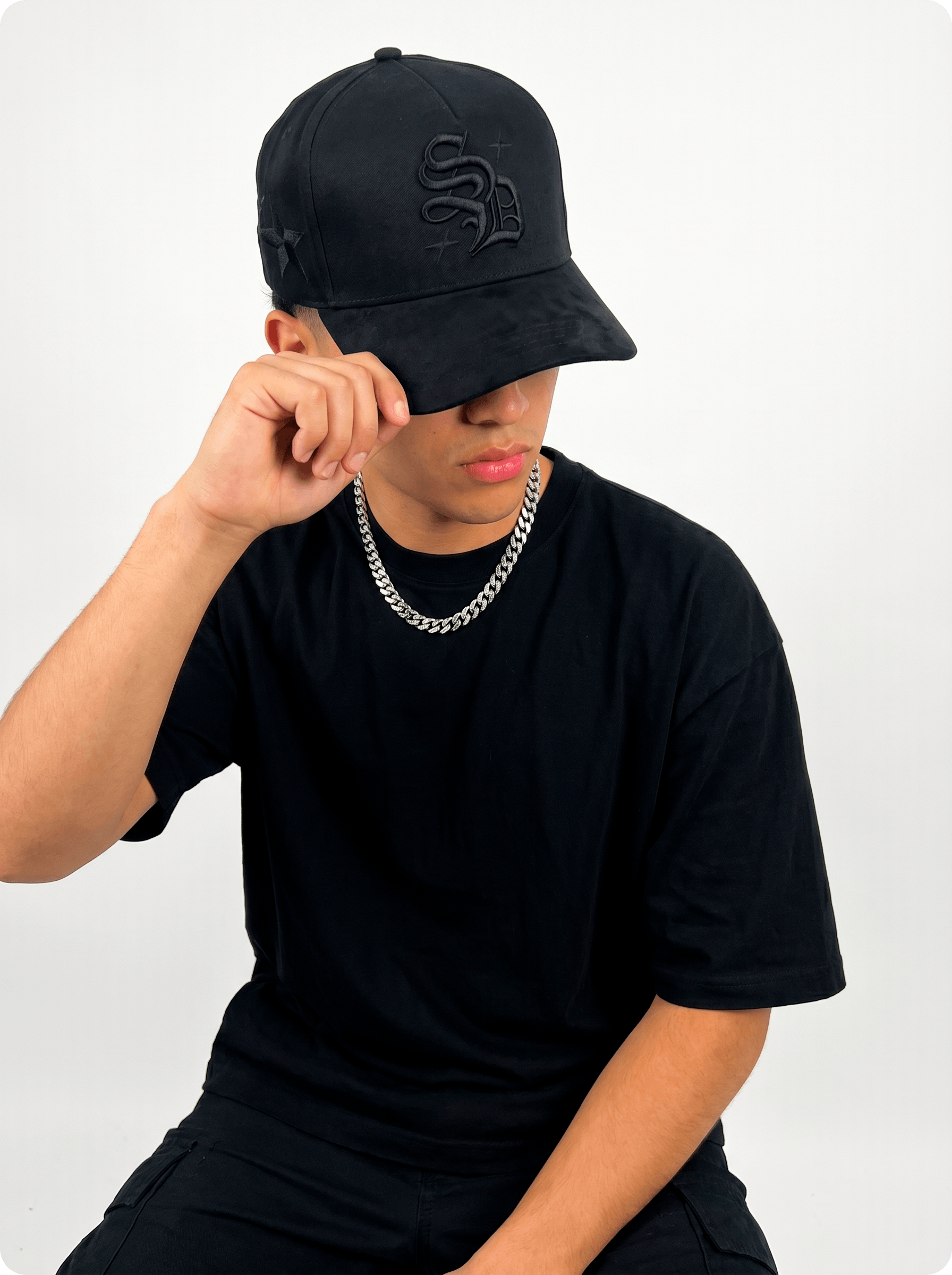 Caja exclusiva del drop con la gorra negra SD Black Stars edición limitada