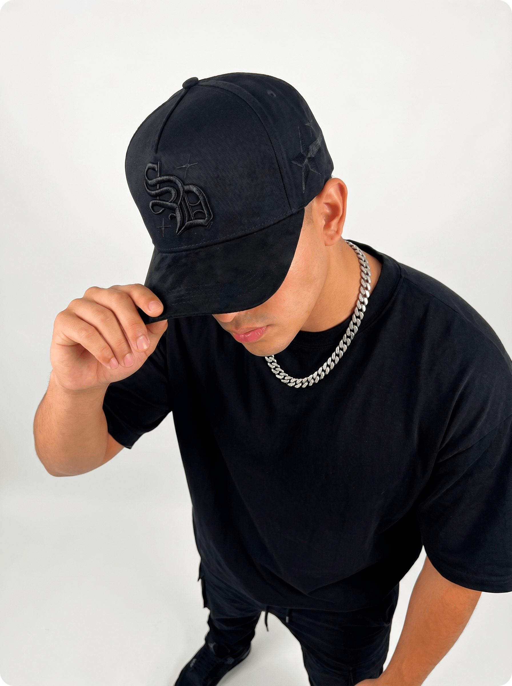 Cubre polvo con logo de la marca incluido con la gorra SD Black Stars