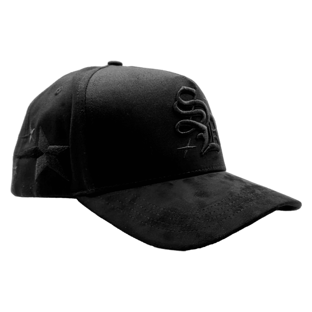 Vista lateral de la gorra SD Black Stars negra con estrellas bordadas