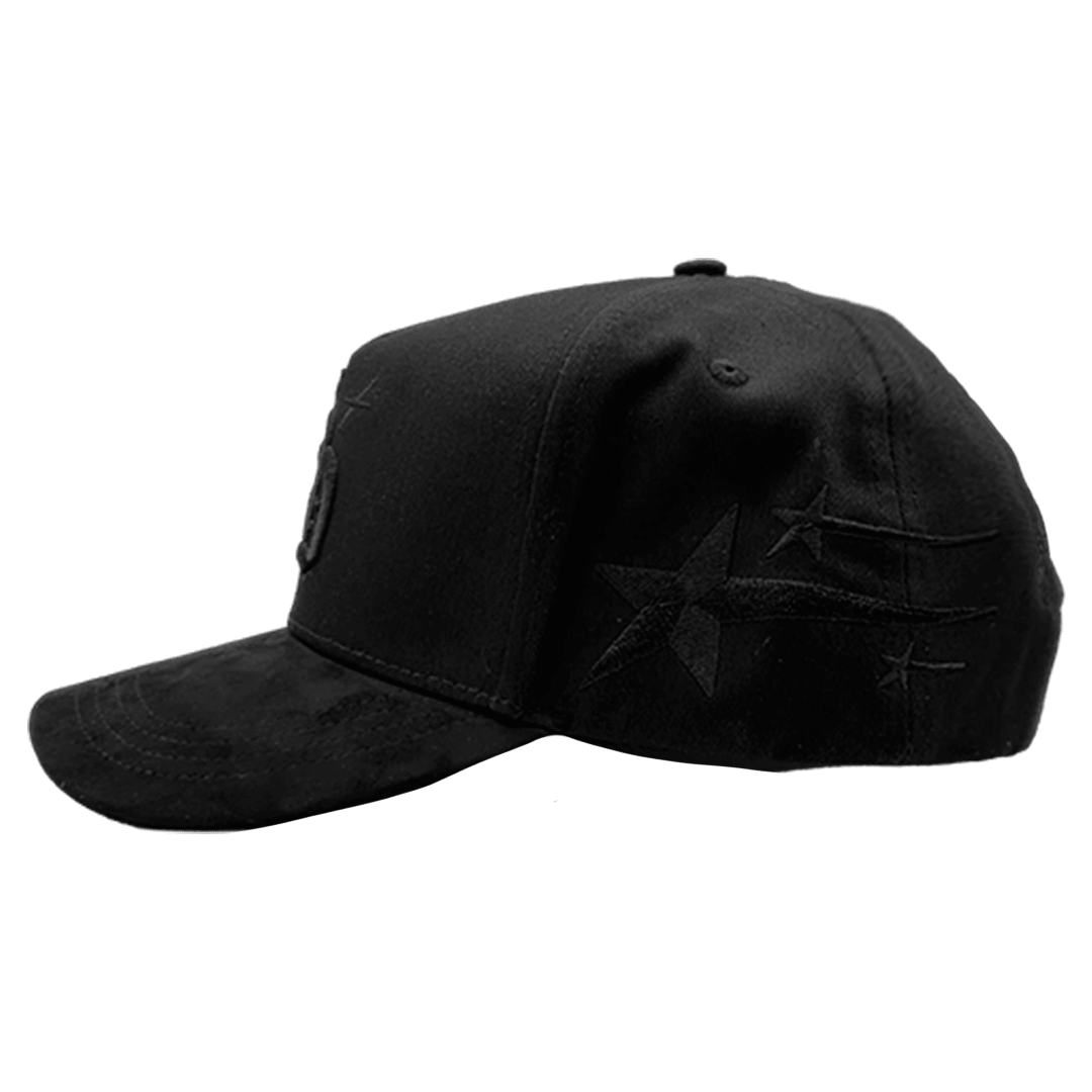 Gorra negra SD Black Stars combinada con outfit urbano streetwear