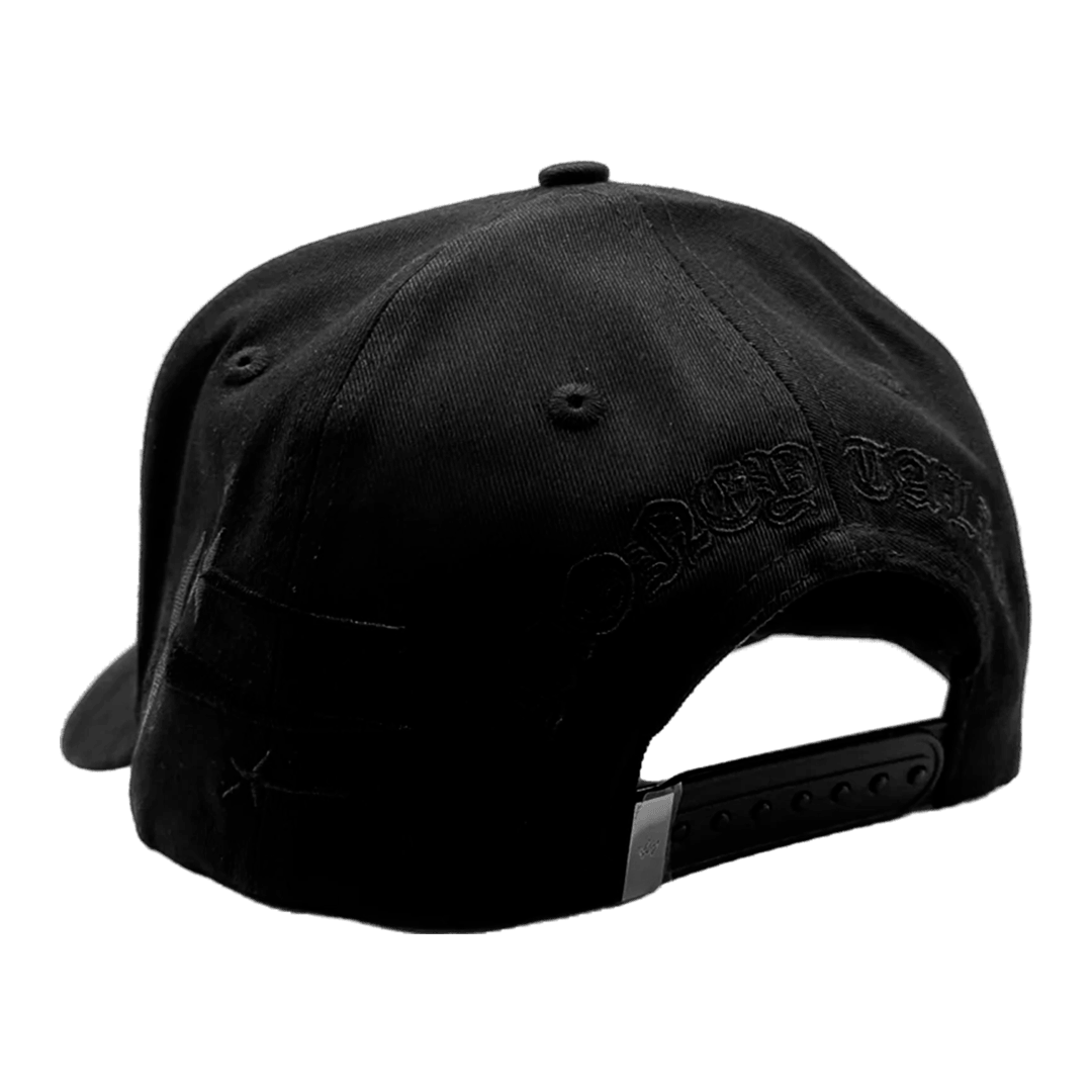 Persona usando la gorra negra con estrellas SD Black Stars streetwear